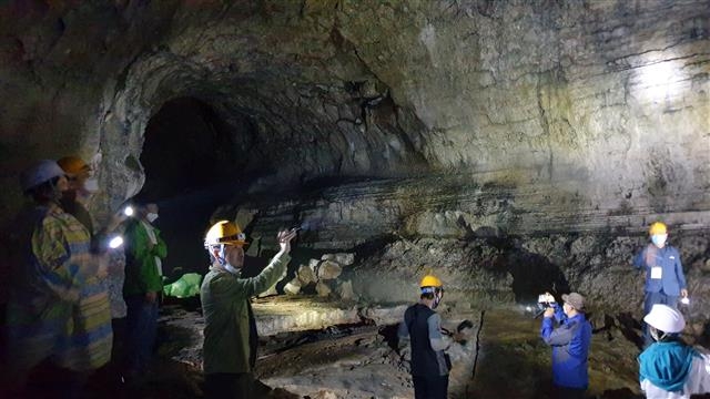 오는 9월 ‘2020세계유산축전-제주 화산섬과 용암 동굴’에서 공개하는 만장굴 1입구 내부를 지난 24일 운영진과 기자단이 살펴보고 있다.