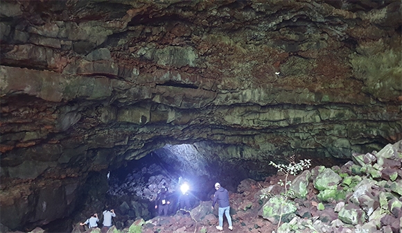 9월 4일부터 공개하는 웃산전동굴 2입구를 기자단이 살펴보고 있다