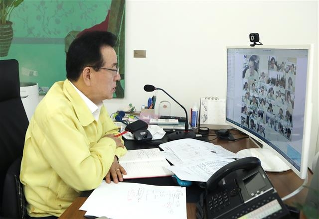 지난 23일 정순균 강남구청장이 화상으로 재난안전대책회의를 진행하고 있다. 서울 강남구는 코로나19 시대에 맞춰 회의와 민원서비스 시스템을 비대면 방식으로 전환하고 있다. 강남구 제공