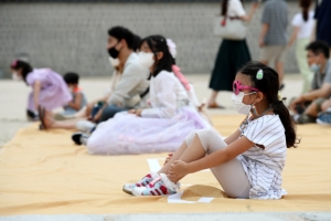경복궁 나들이 온 ‘완전무장’ 어린이