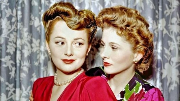 어릴 적부터 죽을 때까지 끝내 화해하지 않은 것으로 유명한 할리우드의 자매 배우 드 하빌랜드(왼쪽)와 여동생 조앤 폰테인의 1945년 모습. AFP 자료사진 