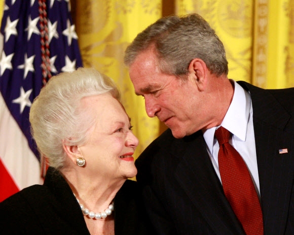 조지 W 부시 미국 대통령이 2008년 11월 17일 백악관에서 드 하빌랜드에게 국가예술 훈장을 수여하면서 다정하게 축하 인사를 건네고 있다. 로이터 자료사진 연합뉴스