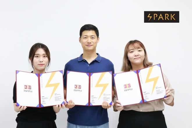 왼쪽부터 입선 팀 소속의 공민정, 김원균, 박현아 학생).