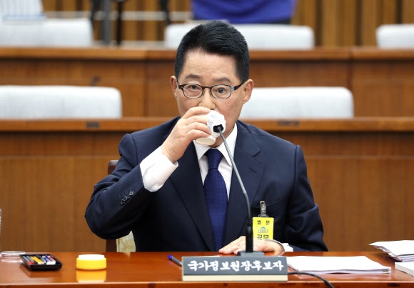물 마시는 박지원 국정원장 후보자