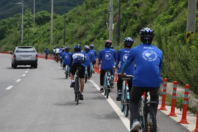 ‘2020 YSP 피스로드’ 출범식에서 세계평화청년학생연합 회원들이 ‘2032 서울평양올림픽 공동유치’를 염원하며 피스로드 라이딩을 시작하고 있다.