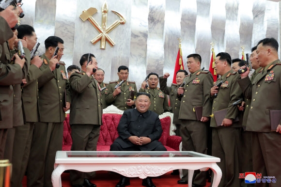 권총 든 북한군 지휘관 