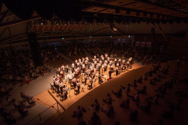 지난 25일 평창대관령음악제에서 평창페스티벌오케스트라가 베토벤 교향곡 6번 ‘전원’을 무대 아래 객석에서 연주하고 있는 모습. 평창대관령음악제 제공