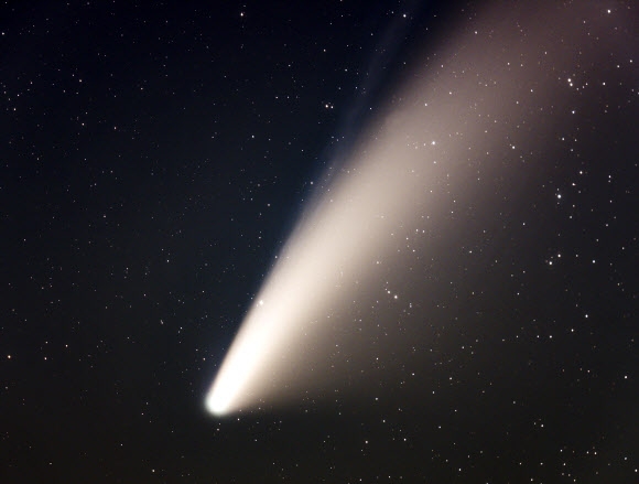 미국 노스캐롤라이나주 린빌에서 촬영된 ‘C/2020 F3’(NEOWISE·네오와이즈 혜성). AP 연합뉴스