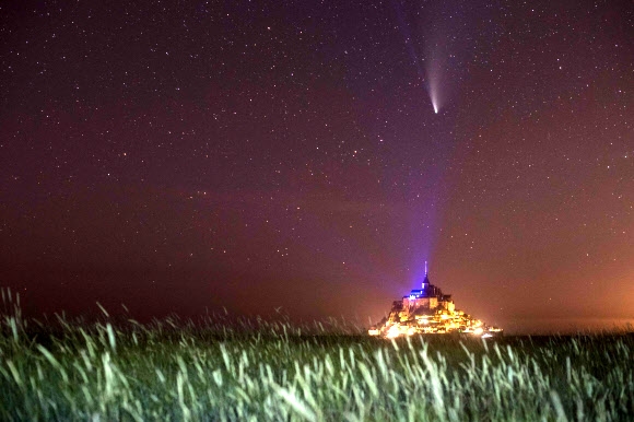 프랑스 몽생미셸에서 촬영된 ‘C/2020 F3’(NEOWISE·네오와이즈 혜성). AFP 연합뉴스