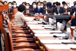 ‘질병관리청 승격안’, 통합당 불참 속 국회 행안위 통과