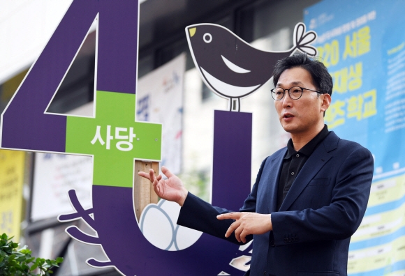 이창우 동작구청장이 지난 16일 사당4동 도시재생현장지원센터 ‘까치둥지’에서 도시재생사업을 설명하고 있다. 동작구는 최근 상도4동 도시재생사업을 마무리하고 사당4동과 본동에 총 390억원을 투입해 도시재생사업을 추진한다. 이 구청장은 “내가 살고 싶은 마을을 찾아서 떠나는 게 아니라 내가 살고 싶은 마을을 만들자는 게 도시재생사업”이라며 “주민 참여 비율이 높다 보니 사업 만족도가 높다”고 말했다. 박윤슬 기자 seul@seoul.co.kr