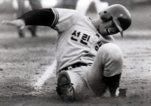 1981년 8월 26일 선린상고 시절 박노준은 경북고와 봉황대기 결승전에서 왼쪽 발목뼈에 금이 가고 인대가 끊어지는 부상을 입었다. 한국 고교 야구사의 역사적인 한장면이다. 그의 부상 소식이 언론에 대대적으로 보도되면서 쾌유를 비는 수많은 위문편지가 배달돼 그의 인기를 짐작게 했다. 서울신문 DB
