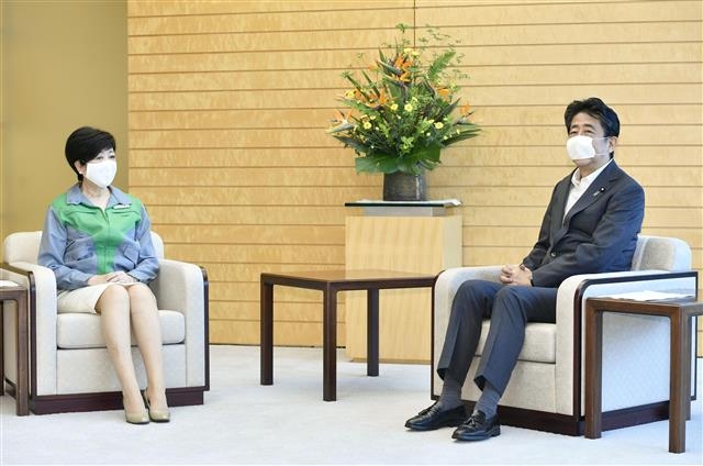 아베 신조(오른쪽) 일본 총리 로이터 연합뉴스