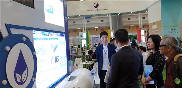 2017년 우수환경산업체로 지정된 폐용수 처리 및 플랜트 설비 수출 전문기업 티에스케이엔지니어링이 지난해 베트남 환경기술전(ENVIROTEX 2019)에서 기업인들에게 제품을 설명하고 있다. 한국환경산업기술원 제공
