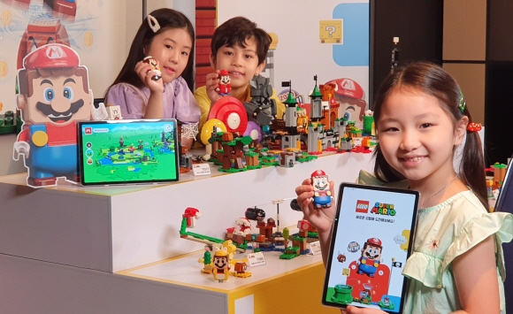 29일 서울 종로구 광화문 포시즌스호텔에서 열린 레고 슈퍼 마리오 시리즈 출시 행사에서 어린이들이 레고를 선보이고 있다. 레고 코리아(LEGO?Korea)는 세계적으로 사랑받는 캐릭터 슈퍼 마리오를 테마로 한 새로운 레고 시리즈 ‘레고 슈퍼 마리오’를 내달 1일 출시한다. 이 시리즈는 비디오 게임 속 캐릭터인 슈퍼 마리오를 레고 브릭으로 직접 만들고 게임도 즐길 수 있도록 디지털 요소가 접목됐다.  2020.7.29. 이종원 선임기자 jongwon@seoul.co.kr