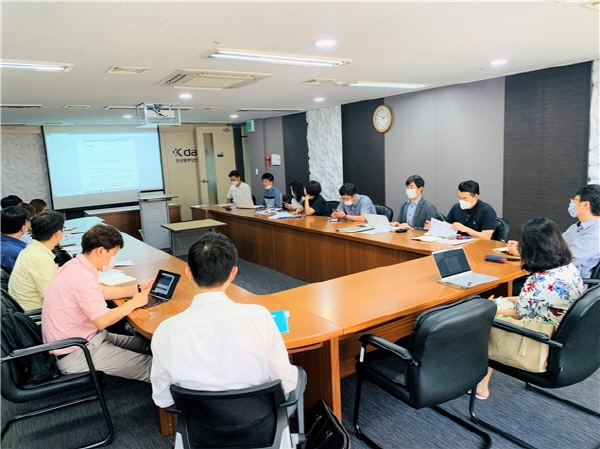 지난 17일 ‘AI데이터 가공 바우처’ 전문기관 간담회에서 산업 분야별 전문기관(공간정보산업진흥원, 한국기상산업기술원, 금융보안원, 한국문화정보원, 한국교통연구원, 중소기업기술정보진흥원, 한국산업지능화협회, 농림수산식품교육문화정보원, 한국어촌어항공단, 한국정보화진흥원, 한국교육학술정보원, 한국고용정보원, 한국사회보장정보원, 한국교통연구원, 한국수자원공사, 한국환경산업기술원) 담당자가 모여 한국데이터산업진흥원 이현수 팀장의 진행으로 디지털뉴딜을 위한 성공적인 협업방안을 논의하고 있다.