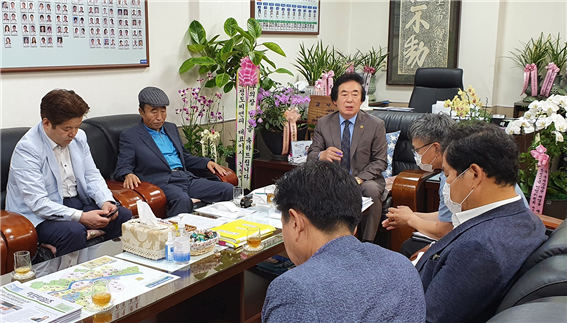 김기덕 서울시의회 부의장은 상암DMC랜드마크타워부지 관련 긴급회의를 주재했다.