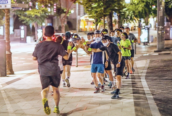 ‘윈드 체이서’ 참가자들이 서로를 응원하고 있다. 코오롱스포츠 제공