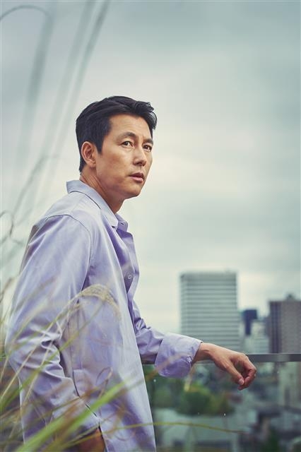 영화 ‘강철비2: 정상회담’에서 대한민국의 대통령을 연기하는 정우성은 “‘나’라는 존재에 갇히지 않으려고 한다”고 했다. “제가 받는 사랑이 세상에서 온 거라면 세상에 대한 관심도 있어야 한다고 생각하고, 그게 나를 찾아가는 과정이기도 합니다.” 그가 오늘 우리의 문제에 목소리를 내는 이유이기도 하다. 롯데엔터테인먼트 제공