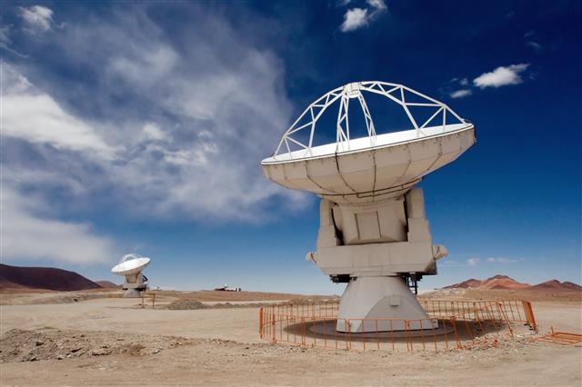 칠레 아타카마 사막은 대기가 매우 건조하고 맑은 날이 거의 1년 내내 이어져 지구상에서 최적의 천체관측 장소로 꼽히고 있다. 아타카마 사막에 설치된 ALMA(아타카마 대형밀리미터집합체) 전파망원경의 모습. 유럽남방천문대(ESO) 제공