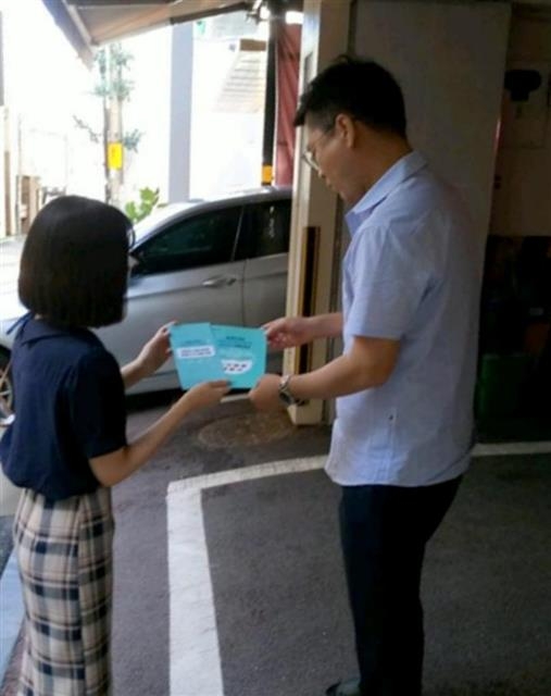 서대문구보건소 직원(왼쪽)이 한 숙박업소 관계자에게 ‘외국인 코로나19 검진’에 대한 내용을 안내하고 있다. 서대문구 제공