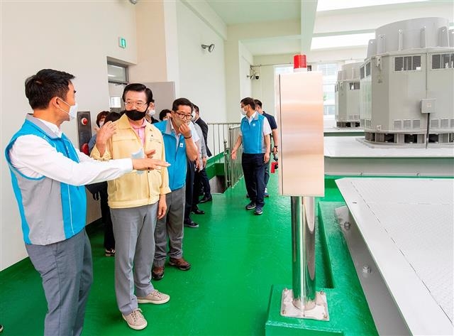 성장현(왼쪽 두 번째) 용산구청장이 증설 공사를 마친 한남빗물펌프장을 찾아 둘러보고 있다. 성 구청장은 “혹시라도 대규모 침수·붕괴사고가 발생하면 즉각 현장지휘소를 차려 상황을 관리하고 피해 복구를 할 것”이라고 말했다. 용산구 제공