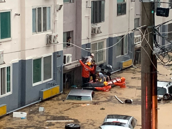 30일 폭우로 물에 잠긴 대전 서구 정림동 한 아파트에서 119소방대원들이 주민을 구조하고 있다. 2020. 7. 30 <br>연합뉴스