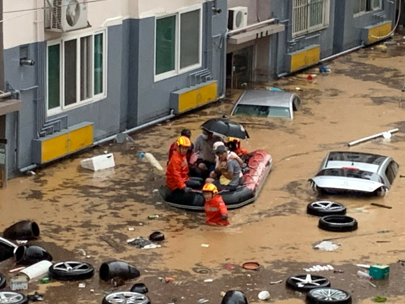 30일 폭우로 물에 잠긴 대전 서구 정림동 한 아파트에서 119 소방대원들이 주민을 구조하고 있다. 2020. 7. 30 <br>연합뉴스
