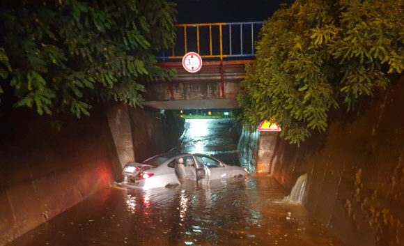 30일 오전 충북 증평군의 한 굴다리 도로가 침수돼 승용차가 물에 잠겨 있다. 2020.7.30 <br>충북소방본부 제공