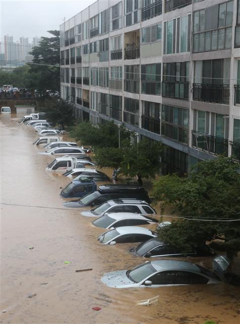 대전지역에 호우경보가 발효된 30일 오전 대전 서구 정림동 한 아파트에 차량이 침수돼 있다. 2020.7.30<br>뉴스1