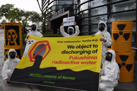 30일 서울 종로구 주한일본대사관 앞에서 국제 환경단체 그린피스가 후쿠시마 오염수 방류 반대 퍼포먼스를 하고 있다. 2020. 7. 30 박윤슬 기자 seul@seoul.co.kr