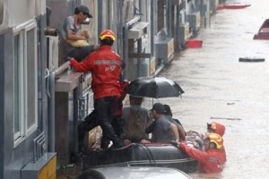 [포토] ‘물폭탄’ 맞은 아파트 주민 구조작업