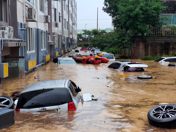 물바다 된 아파트 주차장…침수된 차량  30일 내린 폭우로 대전 서구 정림동 한 아파트 주차장이 물에 잠겼다. 주차 차량이 모두 침수돼 있다. 2020.7.30 연합뉴스