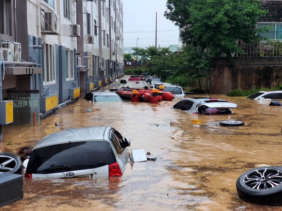 물바다 된 아파트 주차장…침수된 차량