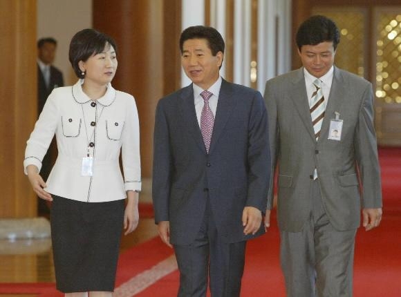 조기숙(왼쪽) 전 청와대 홍보수석이 노무현(가운데) 전 대통령과 대화를 나누고 있다. 연합뉴스 