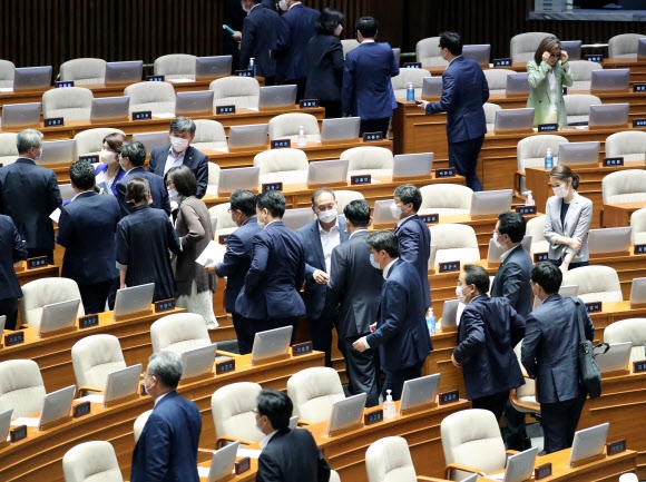본회의 산회 뒤 더불어민주당 의원들