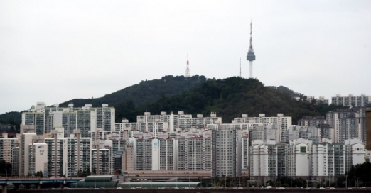 남산이 바라다보이는 서울 성동구의 한 아파트 단지/연합
