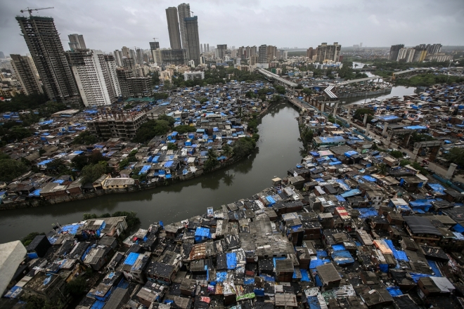 인도 최대 도시 뭄바이의 한 빈민가.  EPA 연합뉴스
