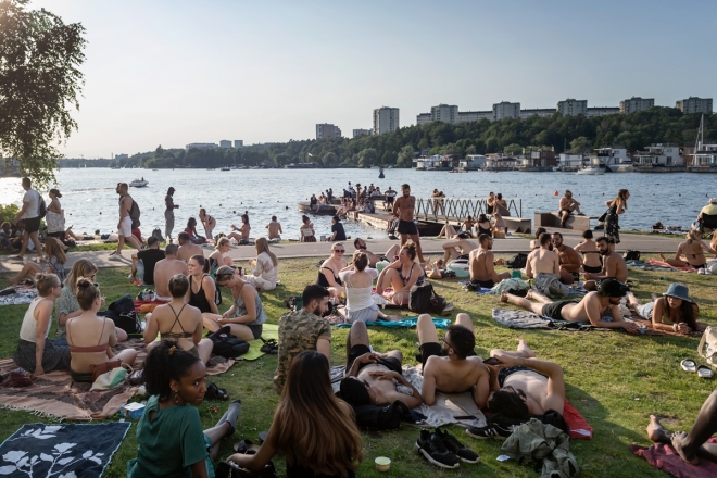 스웨덴의 수도 스톡홀름 시민들이 지난 6월 24일(현지시간) 기온이 30도까지 치솟는 더위에 말라 호수 인근 공원에서 일광욕을 지키고 있다. 스웨덴 방역당국이 느슨한 방역 정책을 시행하고 있는 가운데 대부분의 시민들이 마스크 없이 다니고 있다. 2020.7.30  EPA 연합뉴스