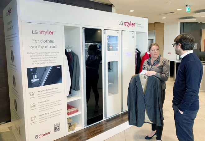 지난 3월 프리미엄 백화점을 운영하는 존 루이스의 영국 런던 본사 1층에 마련된 LG 스타일러 체험존에서 현지 고객들이 신개념 의류관리기를 살펴보고 있다. LG전자 제공