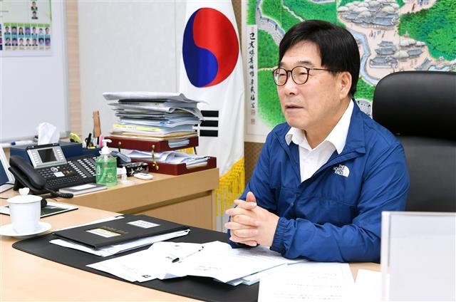 신동헌 경기 광주시장이 30일 시청 시장실에서 서울신문과 인터뷰를 하고 있다. 신 시장은 이날 민선 7기 반환점을 돈 시점에서 시정과제 이행으로 얻은 신뢰감을 바탕으로 적극행정, 혁신행정을 펼쳐 나갈 것이라고 강조했다. 광주시 제공