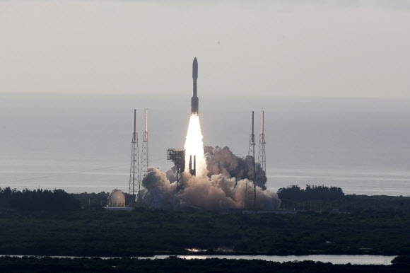 미국 항공우주국(NASA)의 화성 탐사선 퍼서비어런스 호를 탑재한 아틀라스 5 로켓이 30일 플로리다주 케이프 커내버럴 공군기지 발사대를 출발해 하늘로 솟구치고 있다. 케이프 커내버럴 AP 연합뉴스 