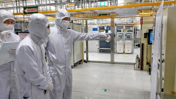 이재용 삼성전자 부회장이 30일 충남 온양사업장을 찾아 차세대 반도체 패키징 라인을 살펴보고 있다. 삼성전자 제공