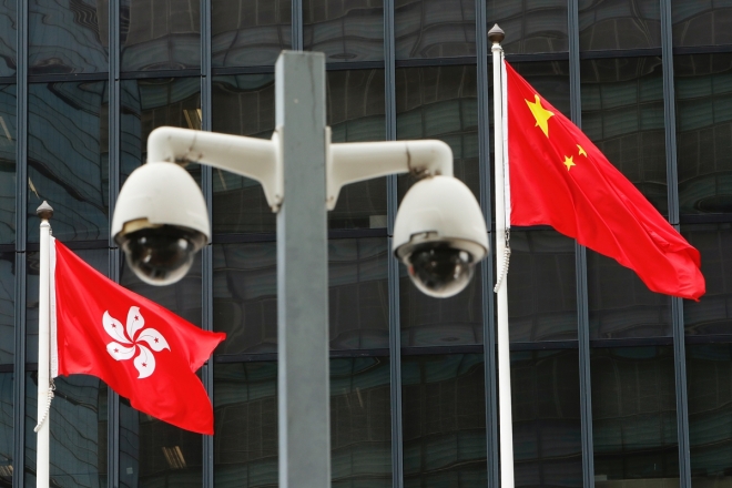 홍콩과 중국의 국기가 홍콩 정부청사 인근 감시카메라 옆에 나란히 서 있다.  로이터 연합뉴스