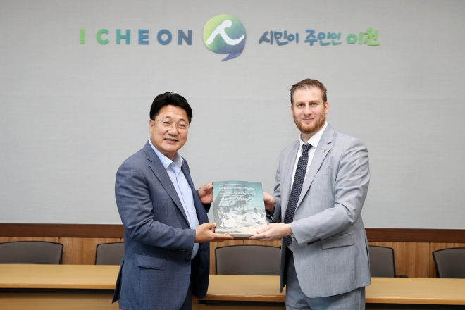 엄태준(왼쪽) 시장과 초머 모세 주한 헝가리 대사가 이천시청 시장실에서 간담회를 갖고 기념사진을 찍고있다. 이천시 제공