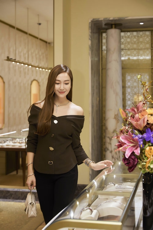 제시카. 불가리 제공