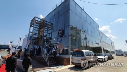 지난 4월 오픈한 청년몰 ‘갯배st’ 2층에 설치한 복합문화공간 ‘스타리안’이 8월 1일부터 문을 열고 운영에 들어간다. 연합뉴스 