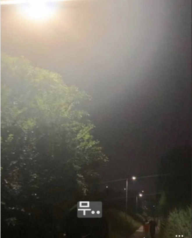 배우 현빈과 송혜교의 재결합설이 나오게 된 출처 불명의 사진. 사진 속 인물들이 누구인지 사실상 알아보기 어렵다. 한 팬 계정에서는 이 사진이 현빈의 스타일리스트가 올렸다 삭제한 사진이라고 주장했지만 진위 여부를 확인하기는 어렵다.  인스타그램 캡처