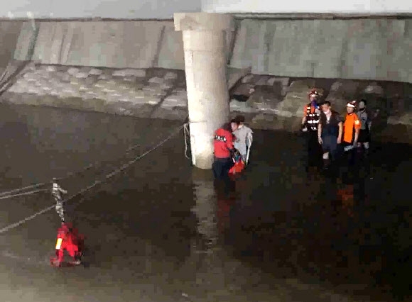 1일 오후 서울 영등포구 대림역 인근 도림천 산책로에서 영등포소방서 대원들이 폭우로 불어난 물에 갑자기 고립된 행인들을 구조하고 있다. 영등포소방서 제공.