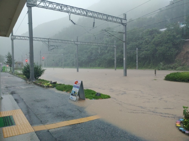 2일 오전 집중호우로 충북선 삼탄역 철도가 물에 잠겨 있다. 집중호우로 충북선과 태백선 철도 전 구간 열차 운행이 중단됐다. 2020.8.2 코레일 충북본부 제공.